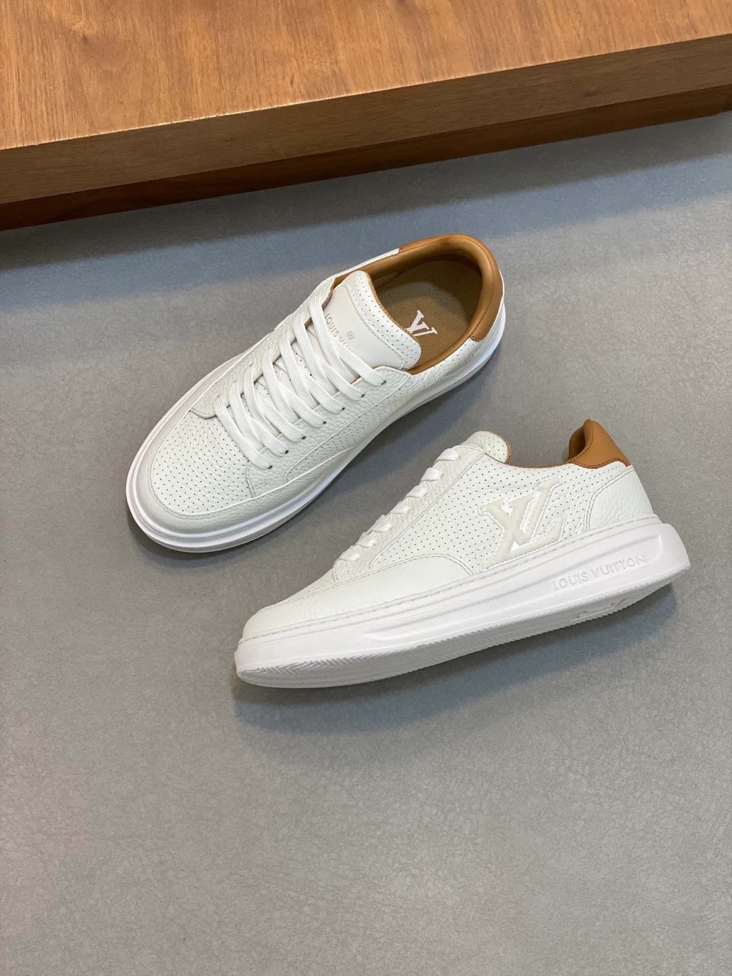 Factory Price: 400💰LV🔍Top Purchasing Agency🇮🇹 Lu Street Boy’s popular sports shoes counter synchronized, uppers imported from Italy cowhide fabric, high-quality complex splicing crafts, imported water-dyed cowhide lining cowhide feet Sole: Original sole provided by the original factory, T men's men's shoes 💰U exclusive movable molded sole, super comfortable, original factory follow-up goods, 🔍🔍high quality, can be entered and exited the counter at will, welcome to compare, code number 39-44 (order 38 45)